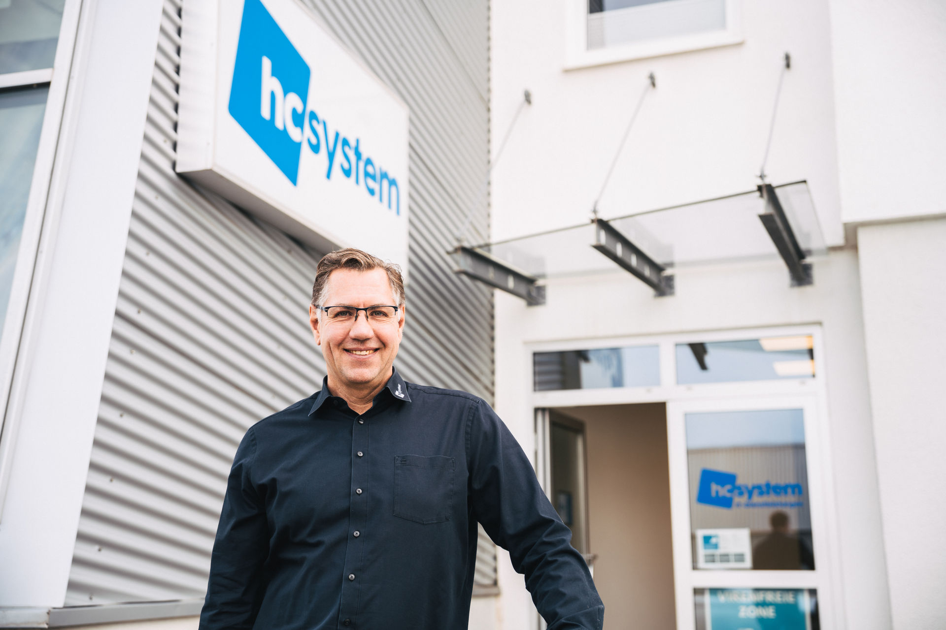 Viktor Leicht, Inhaber von hcsystem, vor dem Eingang des Firmengebäudes in Calw.