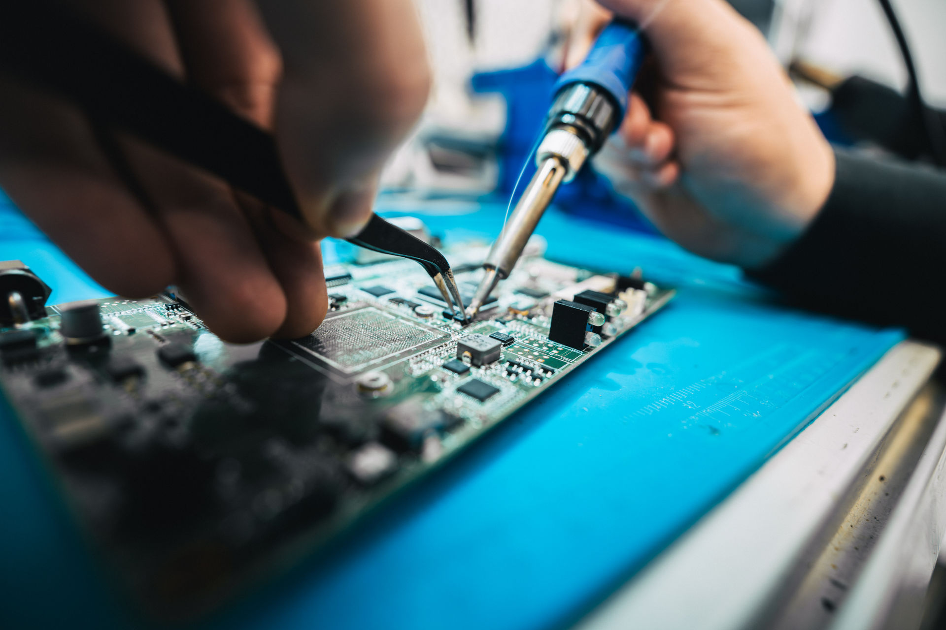 Technische Arbeitssituation bei Reparatur, Analyse und IT-Service im Unternehmen.